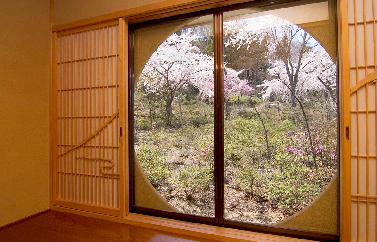 牡丹の部屋から庭を望む